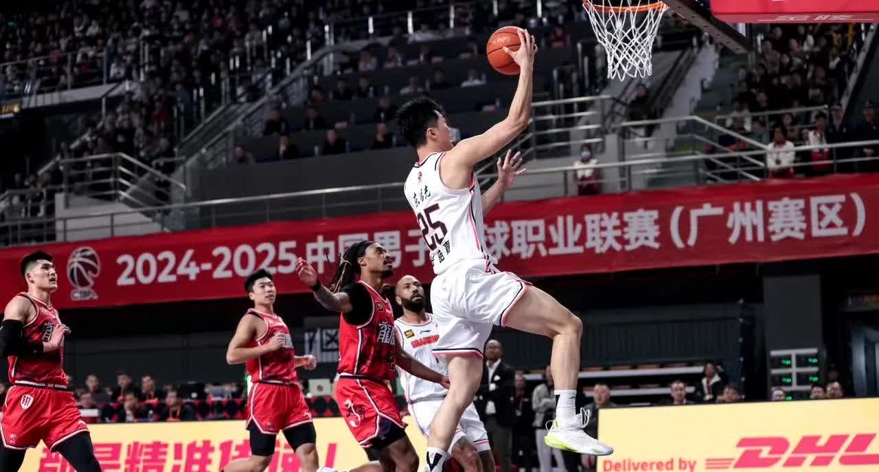 广东男篮稳中求胜，坚守榜首再创佳绩