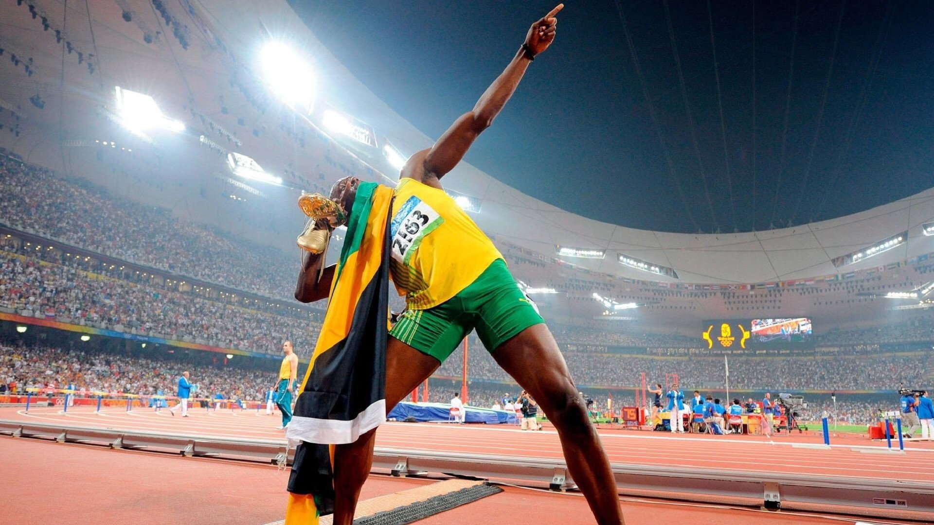 莱万多夫斯基重返赛场,出色发挥首场状态出色,拜仁观众沸腾!气势如虹延续